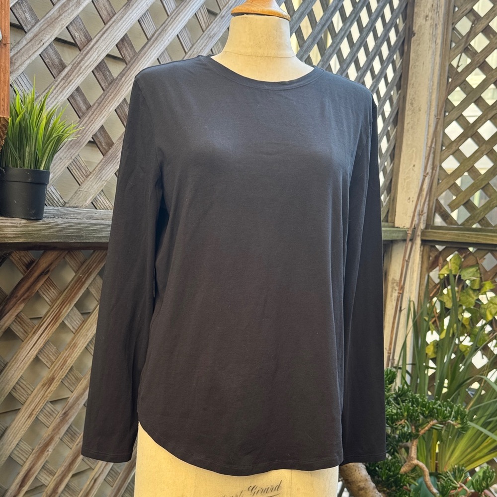Lululemon Black Long Sleeve Top, Size 10. Loose fit.
Round hem.  EUC